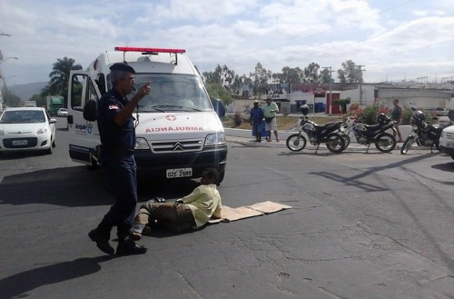 Motociclista fica ferido em batida. Foto: Sérgio Monteiro
