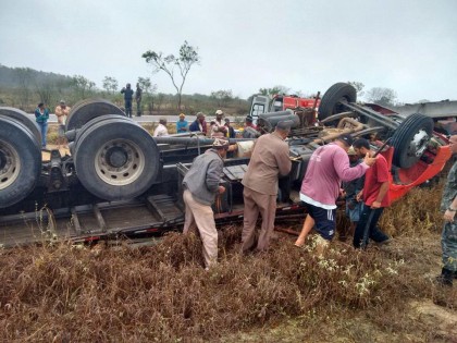 Motorista do caminhão morreu. Fotos; Belo Campo Notícias