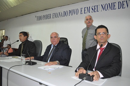 Presidente Zé Simões ladeado por secretários