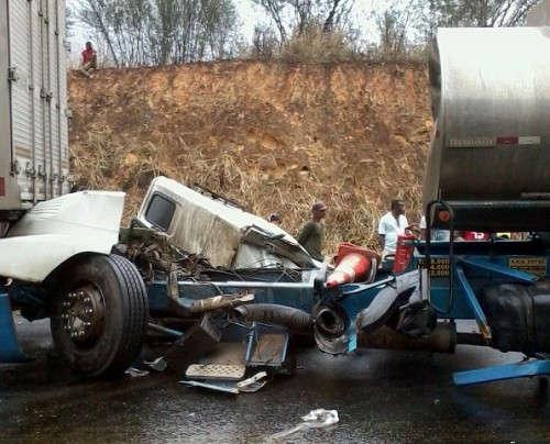 Caminhão destruído. Fotos Odinei Santos / Blog Marcos Frahm