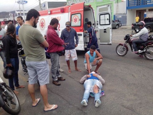 Mulher fica ferida em colisão. Foto: Del Santos