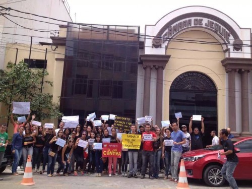 Estudantes protestam em frente à Câmara Municipal de Jequié