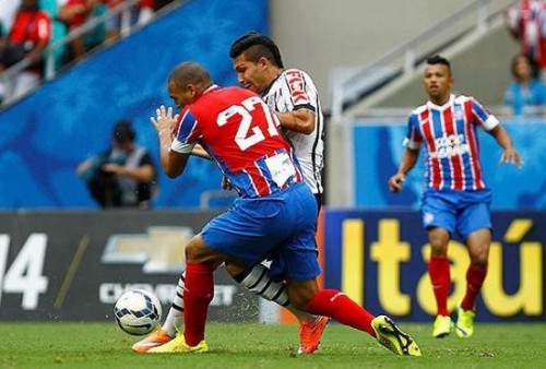 Titi disputa bola com Petrus durante a partida que deu o triunfo ao Corinthians