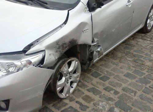 Carro danificado foi deixado no Inferninho, em Jequié