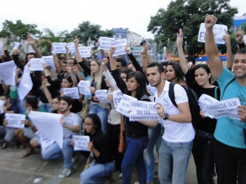 Estudantes protestam na Praça Ruy Barbosa