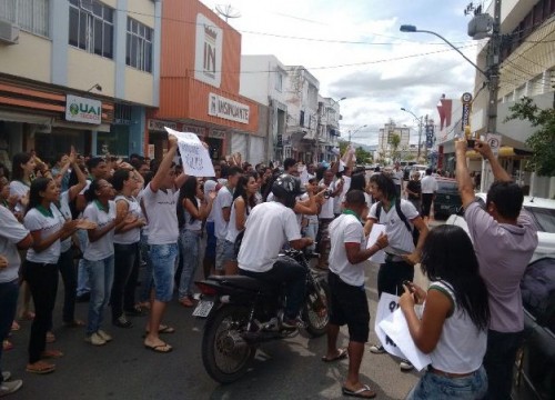 Alunos na Rua 2 de Julho, em frete a Câmara. Foto: Del Santos