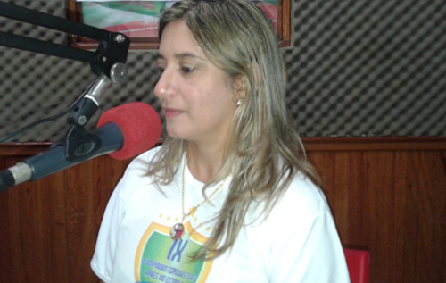 a presidente da APAE Jequié, Moana Meira, entrevistados na 93 FM