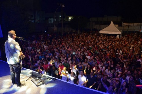 Fernandinho emociona fãs em Jequié. Foto: Irineu Oliveira