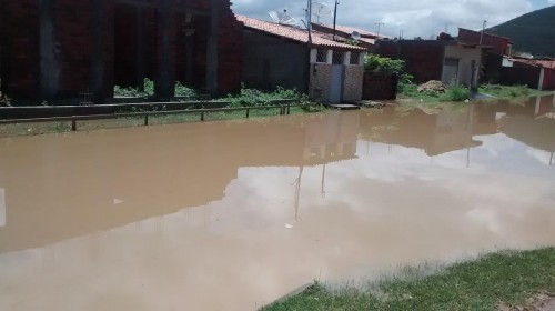 Chuva alagou ruas e casas no bairro Mandacaru