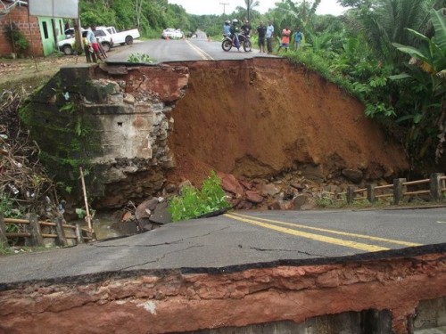Asfalto cedeu e ponte caiu. Foto: Divulgação/Prefeitura Municipal de Ituberá