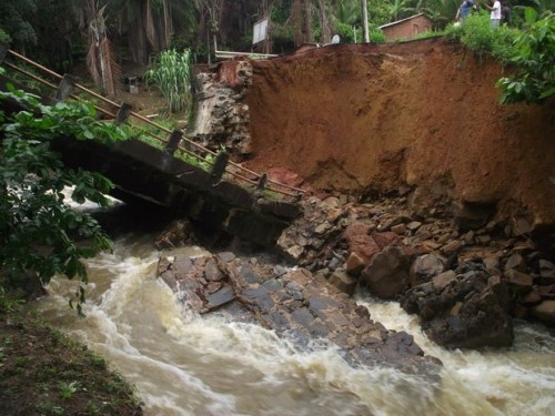 Ponte que dá acesso à Ituberá cai em rio por conta da chuva