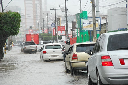 Chuva comprometeu o trânsito na Avenida Landufo Caribé, no Centro