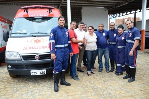 Prefeita Tânia e secretário de Saúde fazem entrega de ambulância