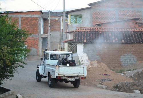 Carro faz borrifações em bairros de Jequié