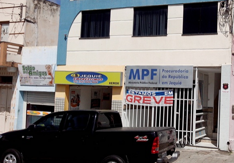 Faixa anuncia greve na sede do MPF. Foto: Souza Andrade