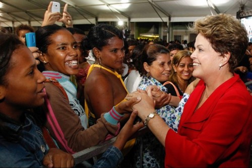 Dilma em queda tenta recuperar popularidade