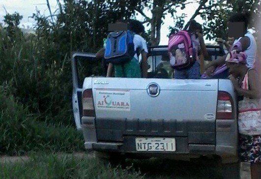 Carro transportado estudantes
