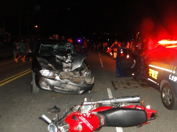 Carro teve parte frontal destruída. Fotos: Blog Marcos Frahm