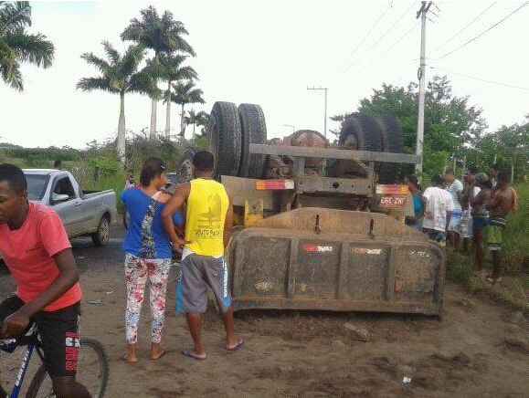 Caçamba transportava areia na Rodovia BA-540