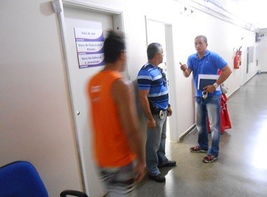 Menor (camiseta laranja) chegou ao fórum escoltado por dois policiais civis