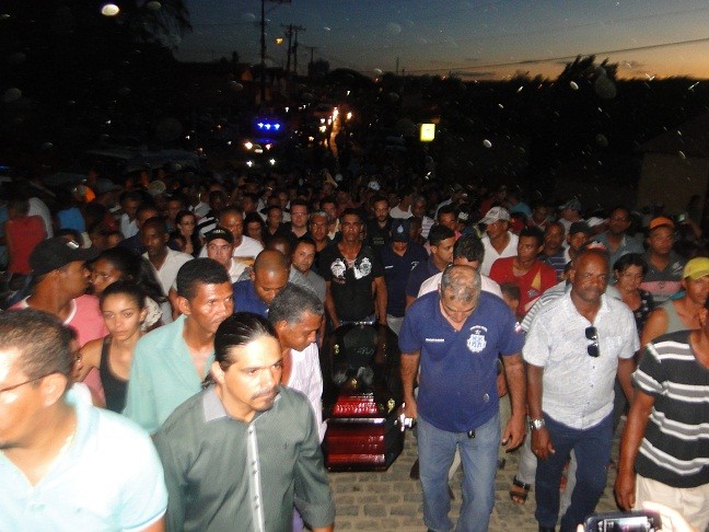 Velório atraiu grande número de pessoas em Jaguaquara