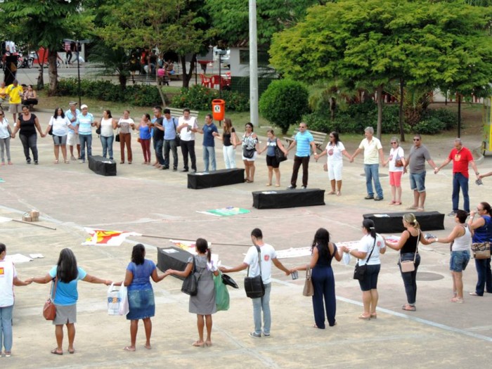 De mãos dadas, manifestantes promoveram velório na Praça Ruy Barbosa
