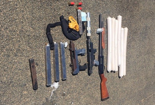 Armas e artefatos foram deixados pelos suspeitos 
