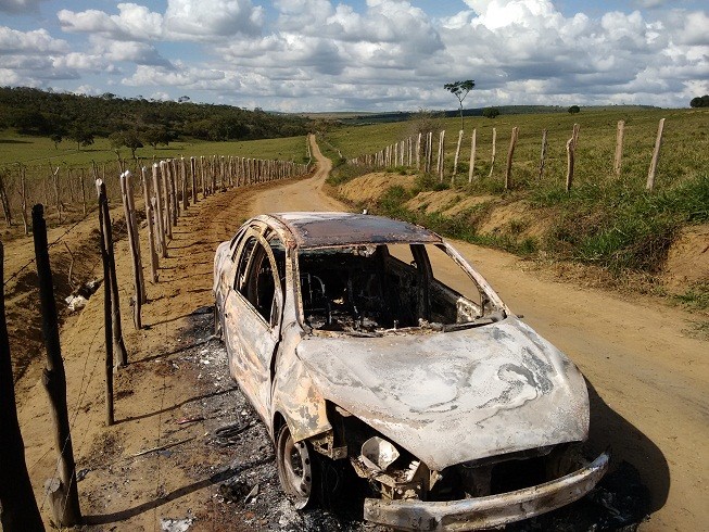 Fiat Siena foi incendiado. Foto; Blog Marcos Frahm
