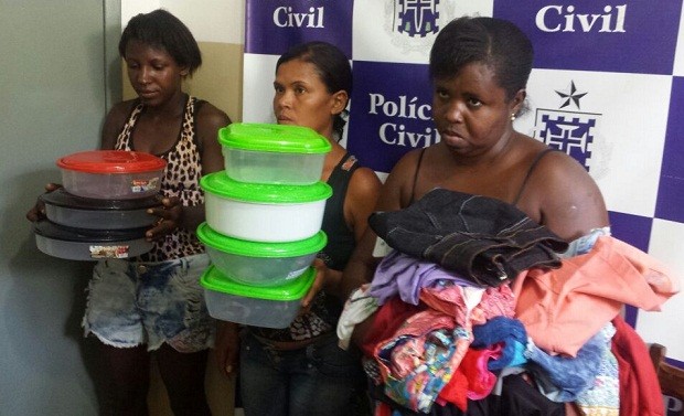 Mulheres com objetos furtados em lojas. Foto: Divulgação/Polícia