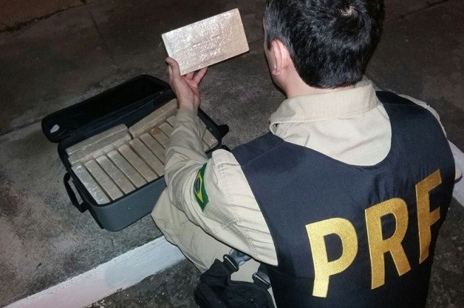 Droga era transportada em uma mala. Foto: Divulgação/PRF
