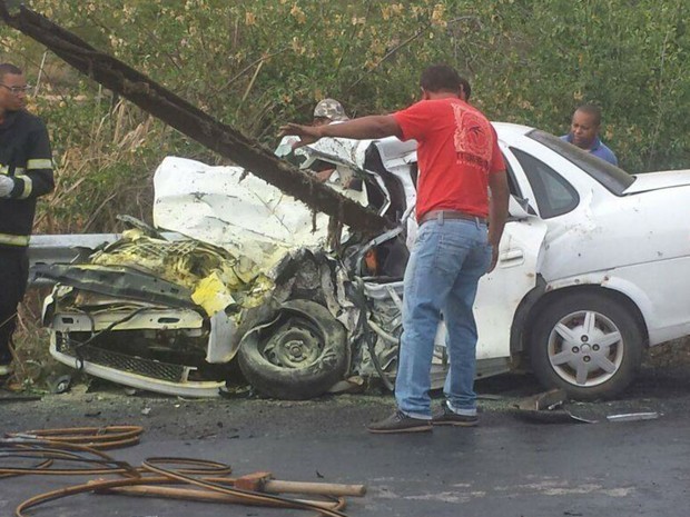 Um dos veículos ficou destruído. Foto: Site Bahia10