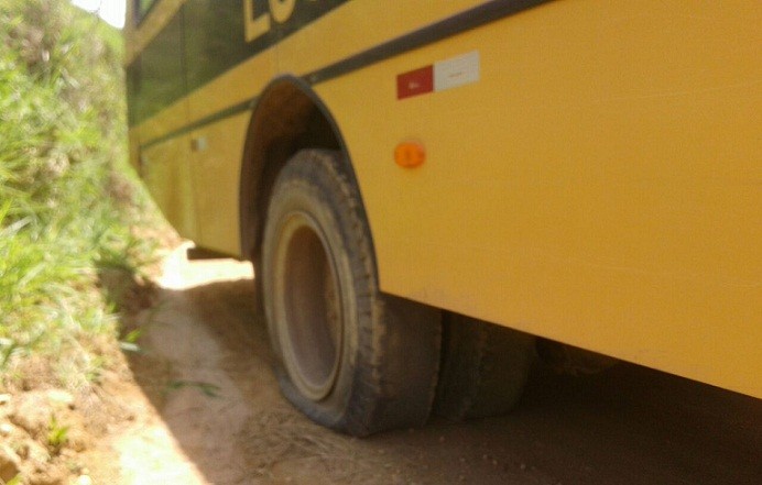 Pneu traseiro do ônibus estourou em estrada vicinal