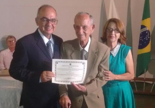 Dr. Olival e Coelho são diplomados. Foto: Divulgação
