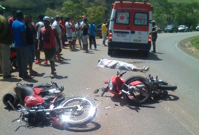 Motos bateram e um piloto morreu. Fotos: Leitor BMF/WhatsApp
