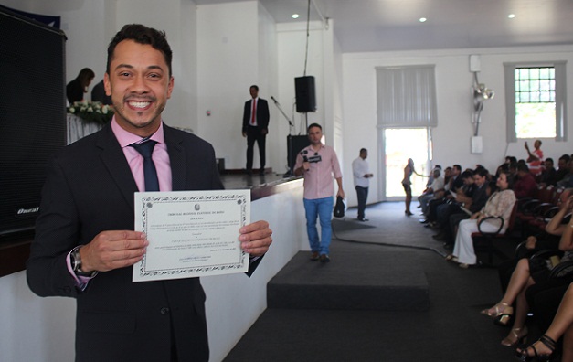Ezequiel recebe o diploma. Foto: Blog Marcos Frahm
