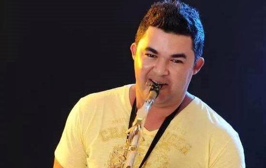 saxofonista da banda Bonde do Maluco, Allan Dantas