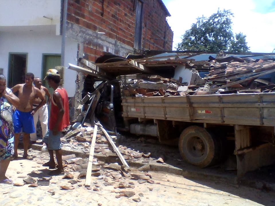Parte da residência ficou bastante destruída;. Foto : Giro em Ipiaú