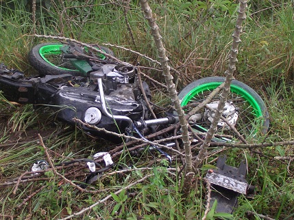Moto ficou destruída. Foto: Rádio Líder FM/Laje