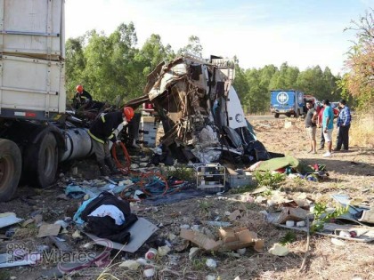 Veículos ficam destruídos. Foto: Blog do Sigivilares