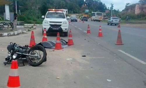 Motociclista morreu no local da colisão frontal
