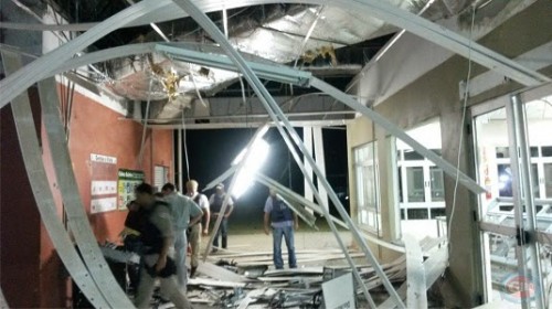 A explosão destruiu parte do refeitório da empresa.