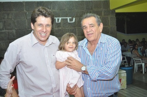Euclides com a neta Zara e o prefeito Cocá. Foto: J. Lourenço