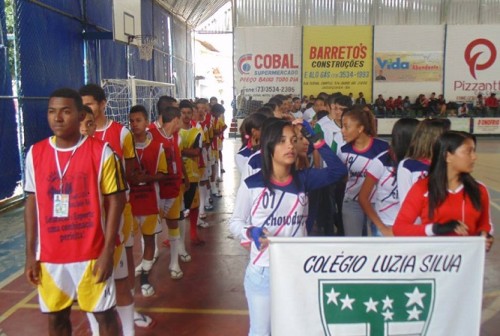 Estudantes do Colégio Luzia Silva participam