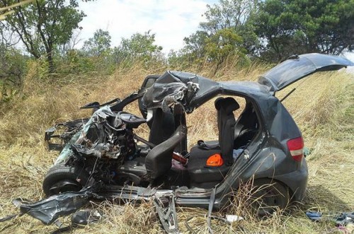 Carro ficou destruído após bater em carreta (Foto: Blog Sigi Vilares)