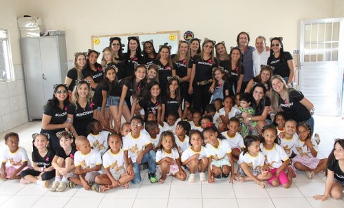 Crianças, orgulhosas, posaram para foto na Escola Delmida Farias