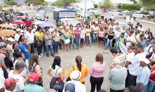 Servidores fazem manifestação em frente à Prefeitura, no Jequiezinho