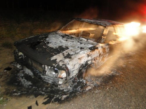 Carro foi queimado na margem da estrada