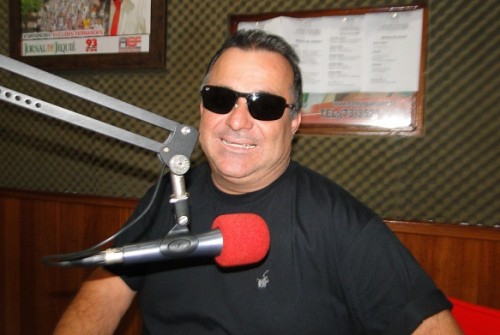 Humorista visita estúdio da Rádio 93FM