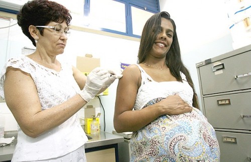 Além das grávidas, 1,8 mil profissionais de saúde no estado também serão imunizados.