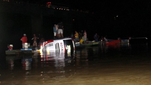 Ônibus caiu no Rio Jequitinho